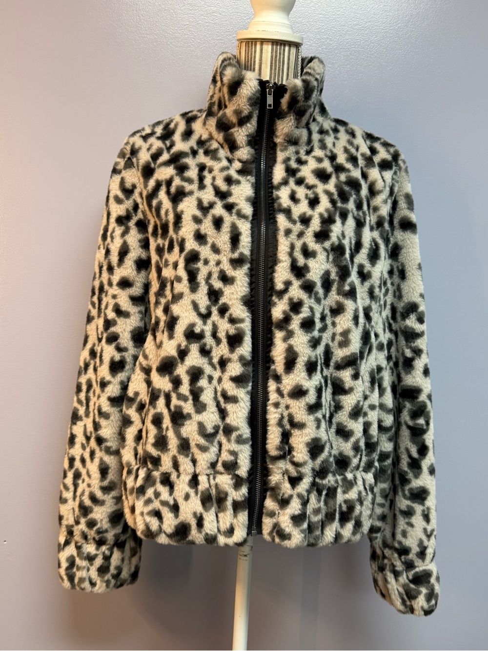 Peyton Jensen Faux Fur Leopard Print Zip-Up Jacket - Black & Cream women’s L
